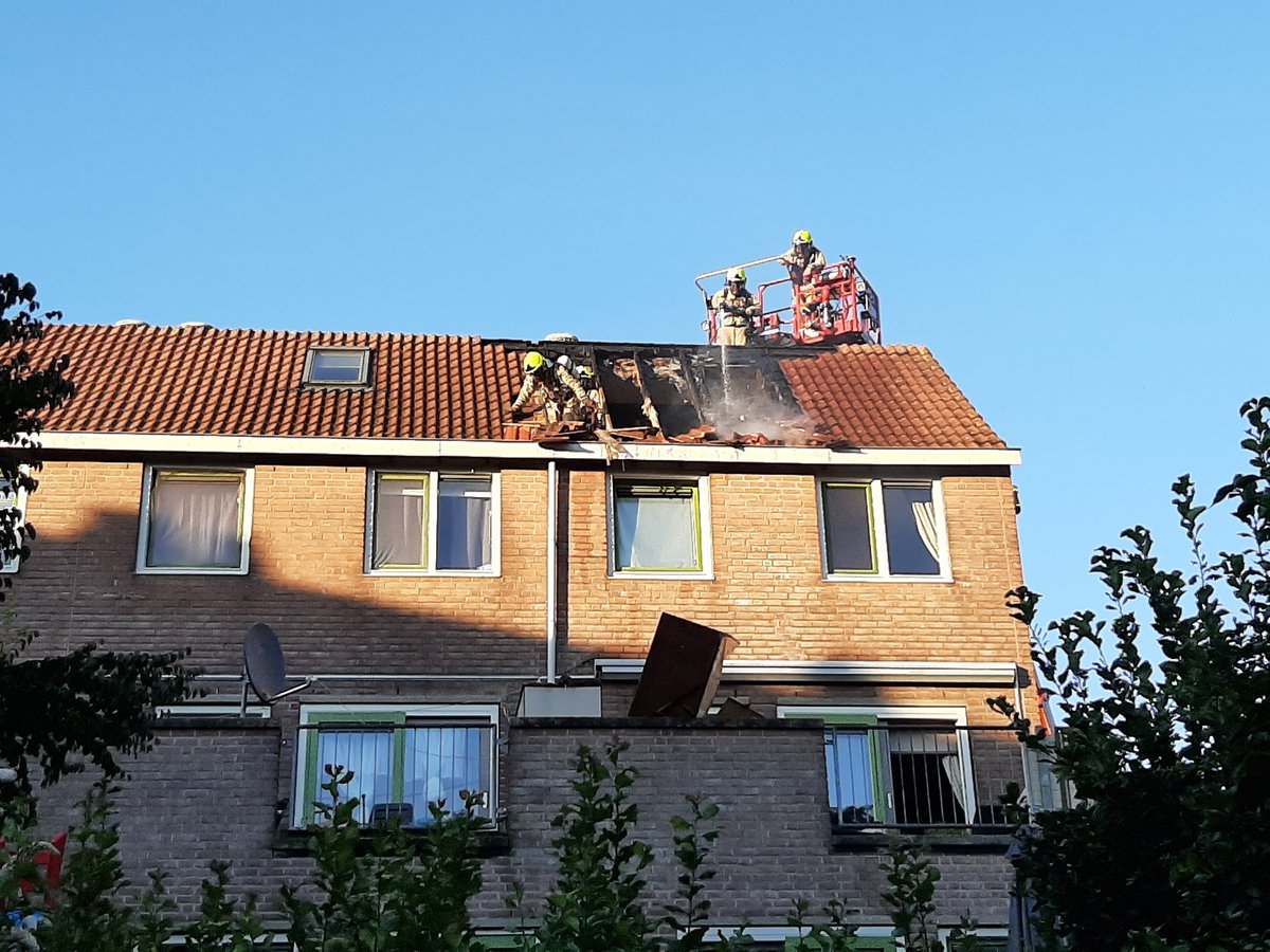 Een warme klus met deze temperaturen. Uitslaande dakbrand bestreden door <a href="/KazMTH/">Brandweer Metaalhof</a> <a href="/KazerneSlotlaan/">Kazerne Slotlaan</a> geen gewonden. <a href="/Salvage_nl/">Stichting Salvage</a> gaat gedupeerden bijstaan.