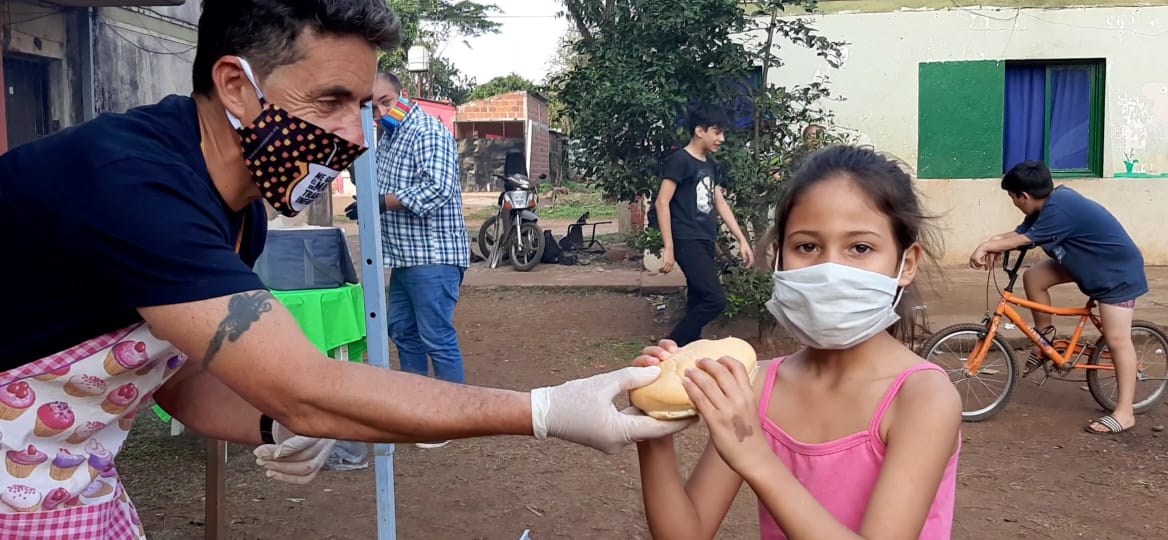 maritoxalcaraz's tweet photo. 🍔 Salieron las hamburguesas de #Mimen y pan de #Posceres para los vecinos de la chacra 193 barrio Laurel. #EsfuerzoCompartido sinergia público-privada https://t.co/oAeI3MJgWr
