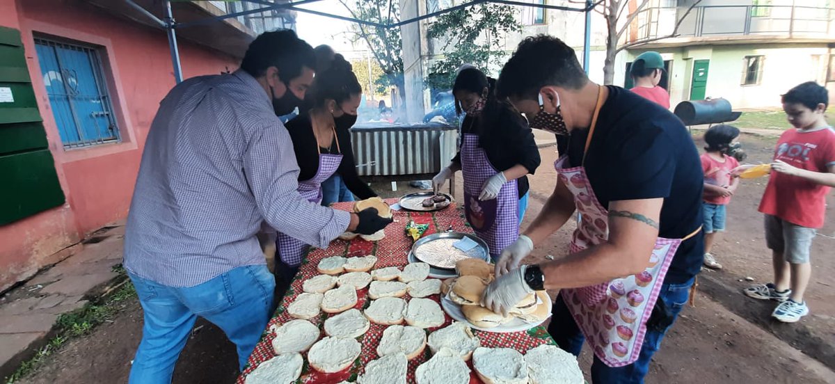 maritoxalcaraz's tweet photo. 🍔 Salieron las hamburguesas de #Mimen y pan de #Posceres para los vecinos de la chacra 193 barrio Laurel. #EsfuerzoCompartido sinergia público-privada https://t.co/oAeI3MJgWr