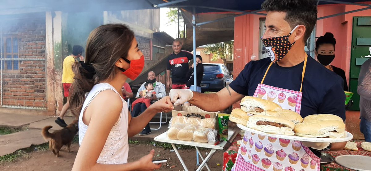 maritoxalcaraz's tweet photo. 🍔 Salieron las hamburguesas de #Mimen y pan de #Posceres para los vecinos de la chacra 193 barrio Laurel. #EsfuerzoCompartido sinergia público-privada https://t.co/oAeI3MJgWr