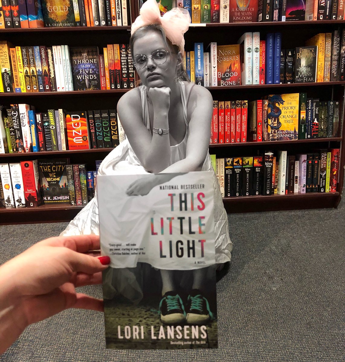 Otter_Books_Inc's tweet photo. #bookfacefriday 
Shining a little light on This Little Light by @lorilansens 
In this novel Lori Lansens “imagines a near-future that is stark, visceral and terrifyingly real.” - Ami McKay 
@KnopfCA @PenguinRandomCA 
#bookface #thislittlelight #fiction #dystopian #indiebookstore https://t.co/WEOKLlBnpg