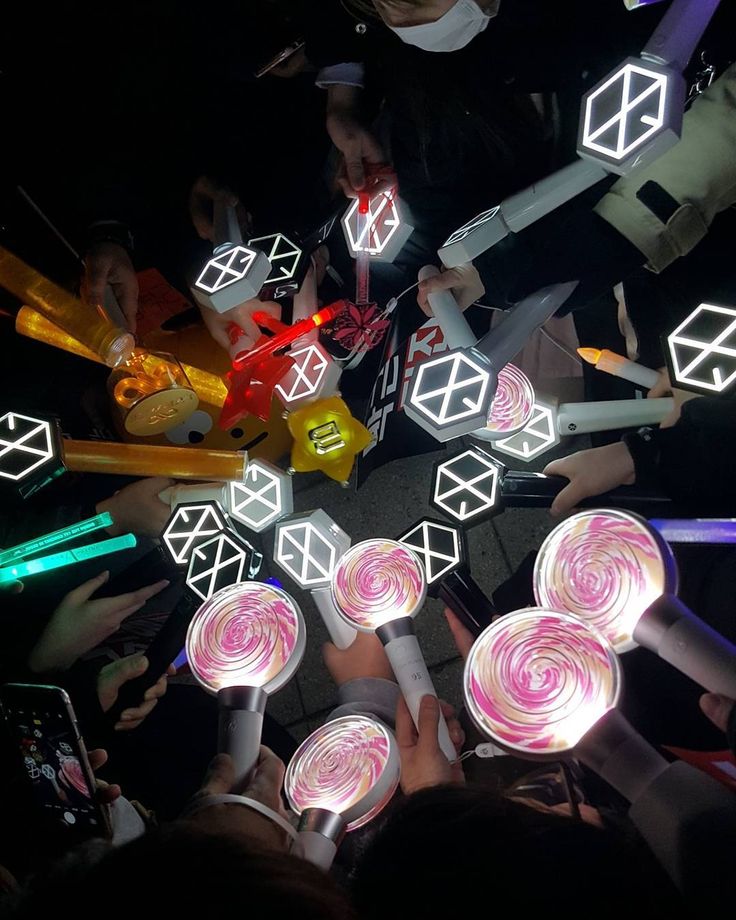 K pop группа enhypen. Лайтстик ateez. Что такое фандом в k pop. Эстетика big bang лайтстик. Лайтстик got7 эстетика.