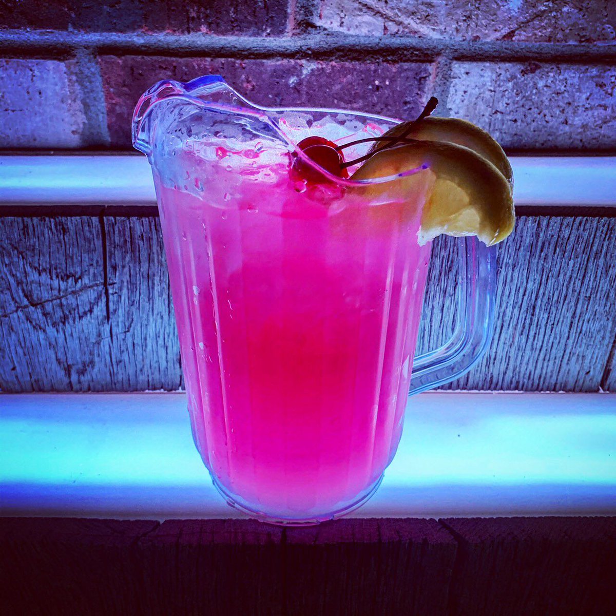 tennpinalley's tweet photo. What are you doing after work? Try our new Electric Pink Lemonade Long Island! Personal 32oz Pitcher $11 #pinkismysignaturecolor #FridayFeeling https://t.co/uaHqk1s9Qm