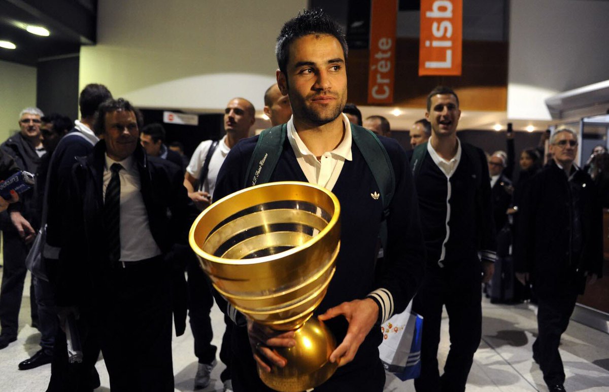 letratlatoursp's tweet photo. 👏 Hommage à un homme fidèle et exemplaire ! #LoicPerrin 2003➡️2020 #Asse #ClubPartenaire 🤝

#JauneEtBleu💛💙 #LETS⚽ https://t.co/xnwzaDni3l