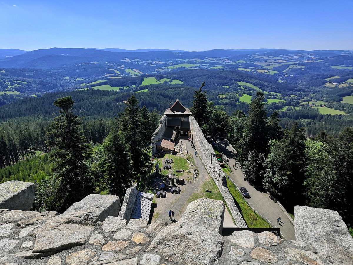 SamanthaMajka's tweet photo. When you go to visit ruins of an old castle and the view is just magnificent... #czech #Kasperk #castle #ruins #Sumava https://t.co/zhtrF4DKty