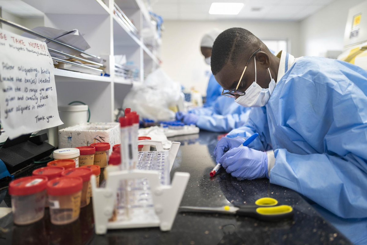Ghana boosts #COVID19 testing through pooled sampling, a cost-effective method that also improves understanding of how the virus spreads. “We are able to get the cases in time &amp; start early treatment.” - Dr. Bekoe, from the Ghana Health Service.

 bit.ly/2CXpdc5