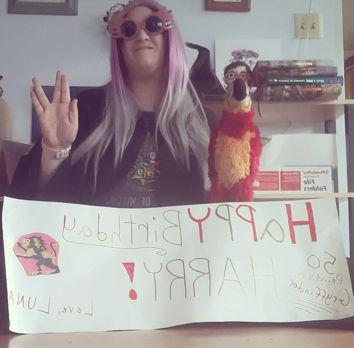 Nbitt06Nicole's tweet photo. Happy Birthday Harry from Luna! I got you a Phoenix! Hope you love it! And yes...I did make this sign last minute😂
#harrypotterfan #itsharrypottersbirthday #harrypottercosplay #lunalovegoodcosplay #looneylovegood #ravenclawlife #happybirthdayharrypotter⚡ #50pointstogryffindor🦁 https://t.co/UZtZ59yjo7