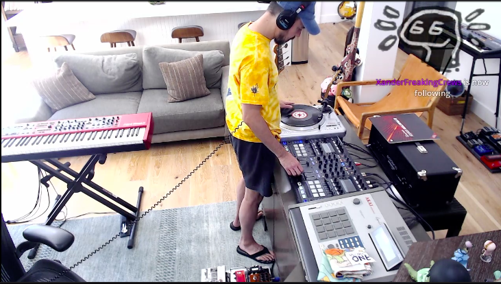LinkinParkMX's tweet photo. Y aquí les traemos una foto de @mikeshinoda haciendo música en chanclitas porque #Viernes 😎☀️ #RTMil https://t.co/NpC99qkUd0