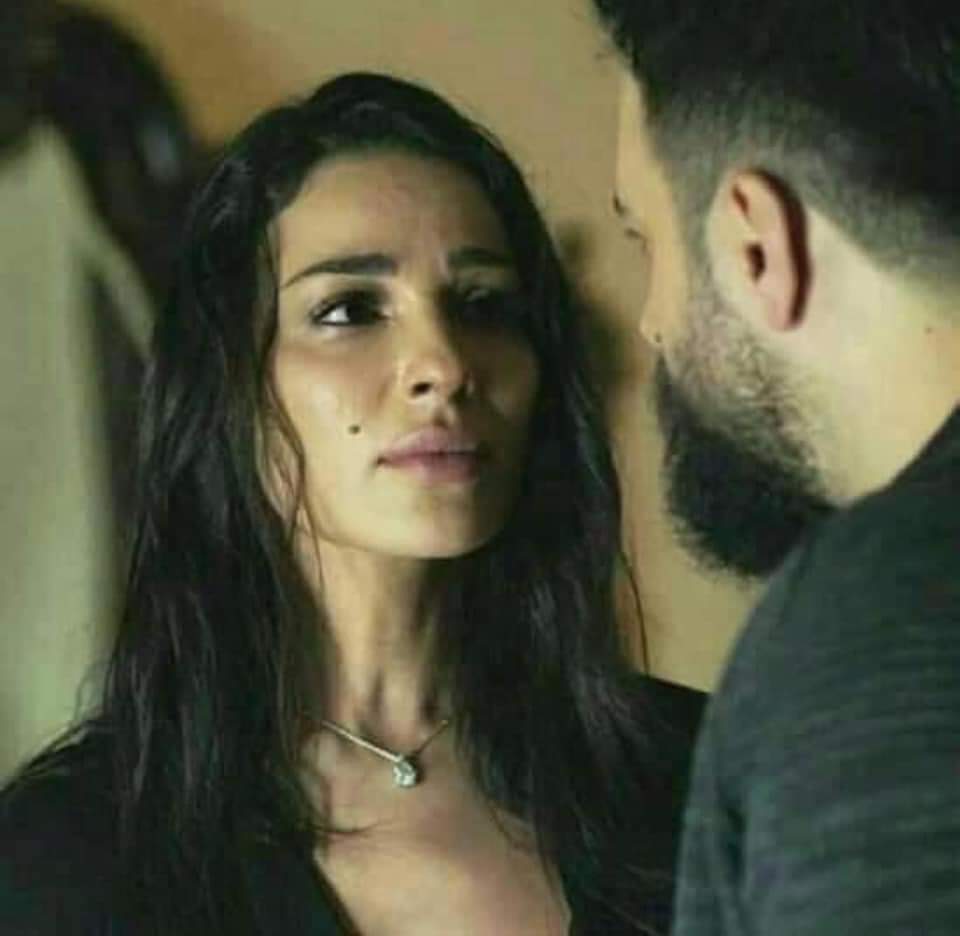 . كان النظر إليكِ يشبه الغرق،
                    الغرق الذي لااريد النجاة منه🦋🖤م.. بوح