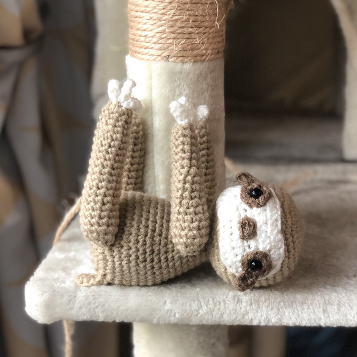 BrainBarkMaggie's tweet photo. #hangingthere #sloth #crochet 
樹懶🦥鉤好啦！
鉤尾巴的時候才發現一個有趣的現象：三爪樹懶有尾巴，而兩爪樹懶是沒有尾巴的。 https://t.co/xDGYYlr1zR