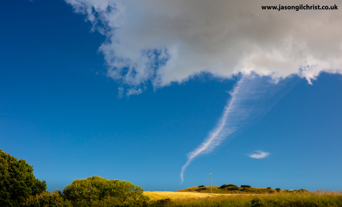 jgilchrist13's tweet photo. Last photo from last week's stravaig o' the Sidlaw Hills, Perthshire, Scotland. Saved best till last. Can anyone tell me what's happening with weird cloud? #weirdcloud #clouds #cloud #sky #landscape #StormHour #ThePhotoHour #SidlawHills #Perthshire #Scotland #OutAndAboutScotland https://t.co/BIisnPqLrm