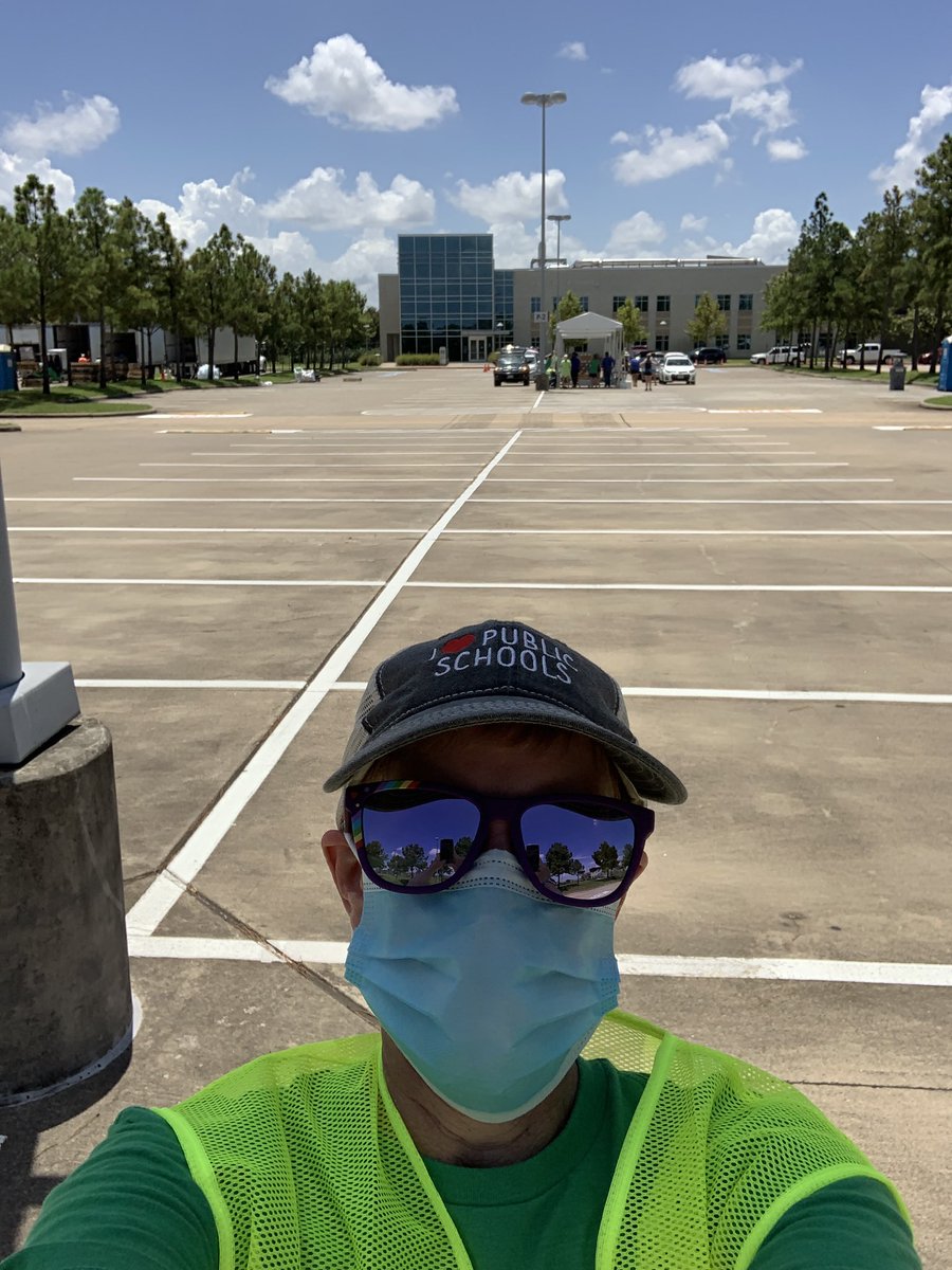 JulieHinaman's tweet photo. You know it’s a good day when your face hurts from smiling so much (even though I wore a face mask all day) 😁😷 🤗 Love spending the day with so many volunteers for another  @CyHopeTX &amp; @HoustonFoodBank food distribution @LSCCyFair! Over 2000 families served! ❤️🍏 https://t.co/7OtJqYSedm