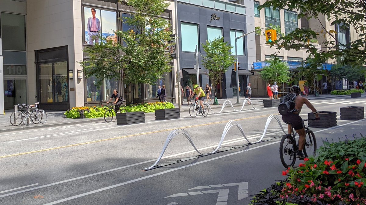 spicygarage's tweet image. Which spot on Bloor and what time? Because I counted a dozen #bikeTO in about 3 minutes when I took that photo last week. (Between University and Bay, weekday late AM)

Such diverging #anecdata is why mechanical &amp;amp; video counters gather a much wider timeframe.