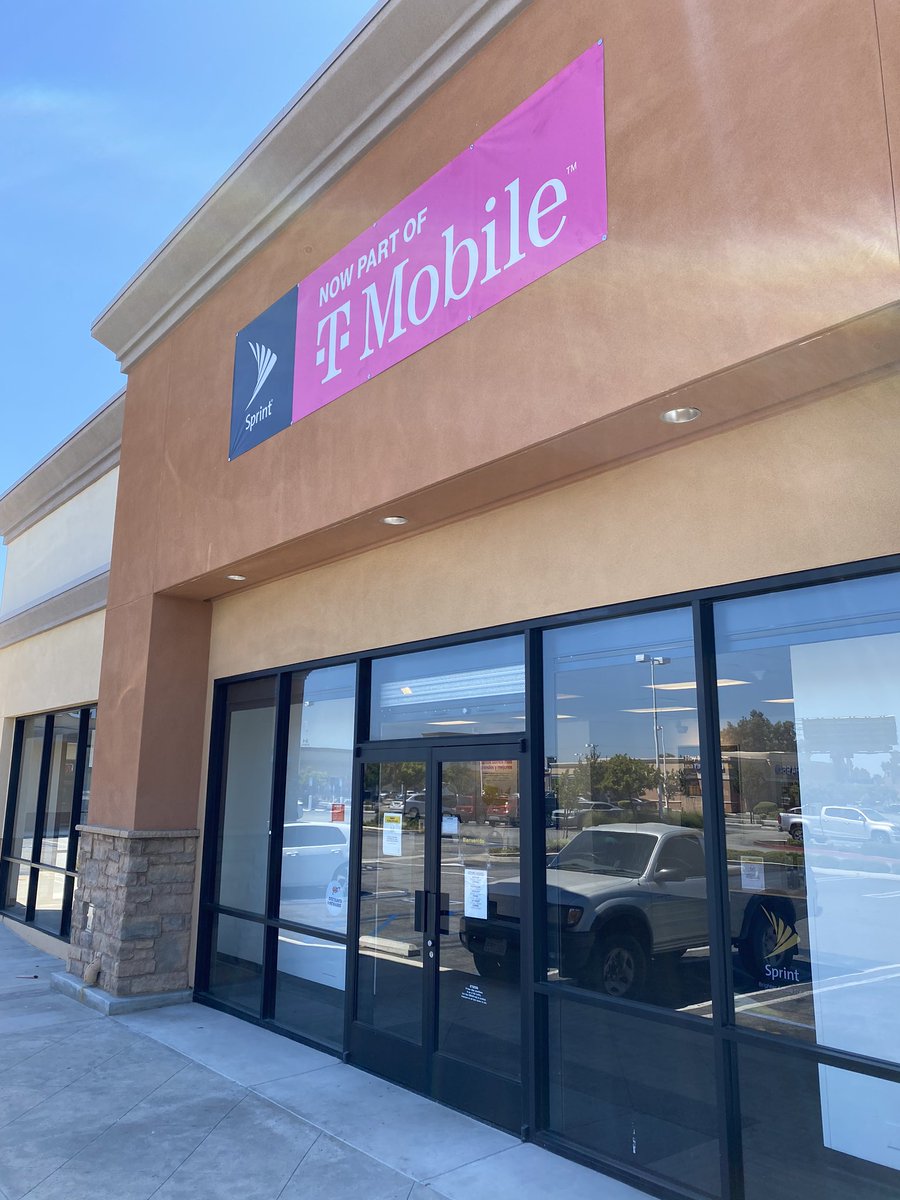 Harbor City is ready for Day 1 of the #NewTMobile <a href="/lrosas88/">Luis Rosas</a> and team have been key contributors for a long time, now ready for the next challenge.  #LAHarborDistrict @BryanThompsonLA