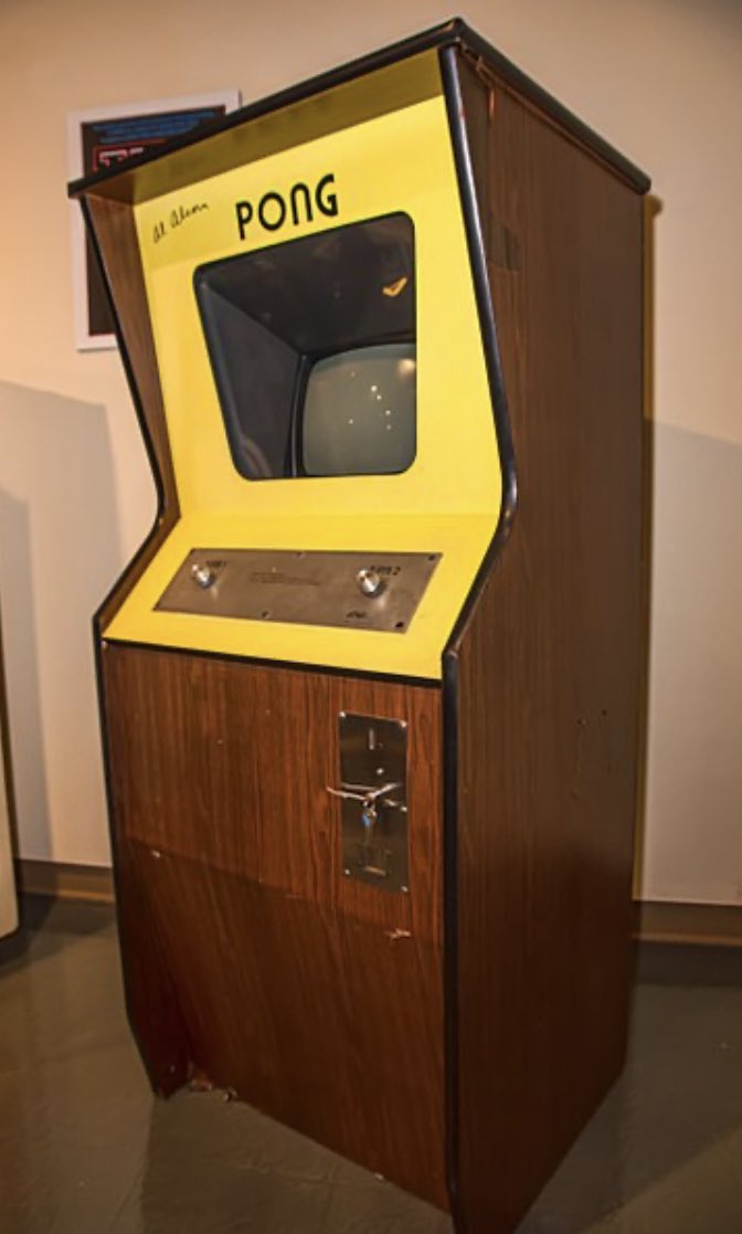 Pong. 1972El primer videojuego de la historia. Creado por Atari como un sencillo juego de Pin-Pong (de ahí el nombre).El arcade que se hizo fue un tremendo éxito, cada máquina recreativa hacía entre $40 y $50 diarios y sin tener que dar ningún premio. Lo nunca visto