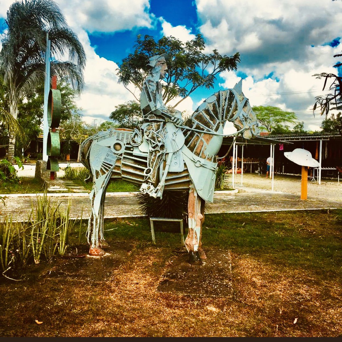 paulocbastos's tweet photo. #BoaNoite/#FelizAmanhã 

“É necessário que tenhamos a postura corretíssima dos fortes!” (Euclydes da Cunha)

#portaldosertão #arte #art #escultura #sculpture #vaqueiro #cowboy #sertões #backlands #caatinga #gratidão #gratitude #feiradegado #livestockfair #goodnight #happytomorrow https://t.co/TumeVohq2t