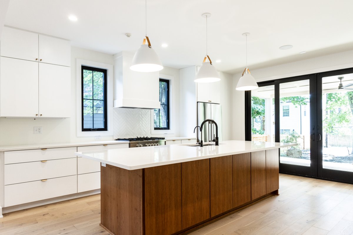 compendium317's tweet image. Did you know? When mixing cabinet wood finishes and flooring wood choices, your flooring color should always be either ✌️ shades lighter or ✌️ shades darker than your cabinets.

#compendiumgroup #designruleofthumb #designtrends #roominspiration #mixingwoodtones