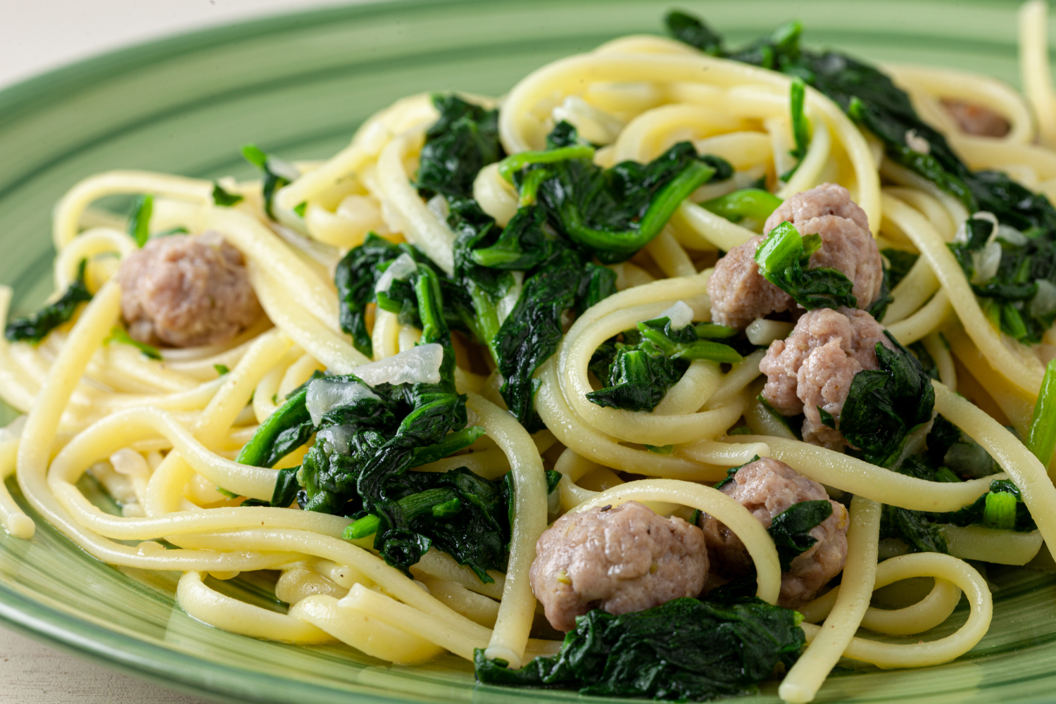 Masahito Sato ソーセージとほうれん草のパスタ ソーセージはサルシッチャなどといっても ソーセージをイタリア語でそういうというだけの話 この小さなミートボールにした生ソーセージ 好みのものを の中身と緑葉野菜というのが