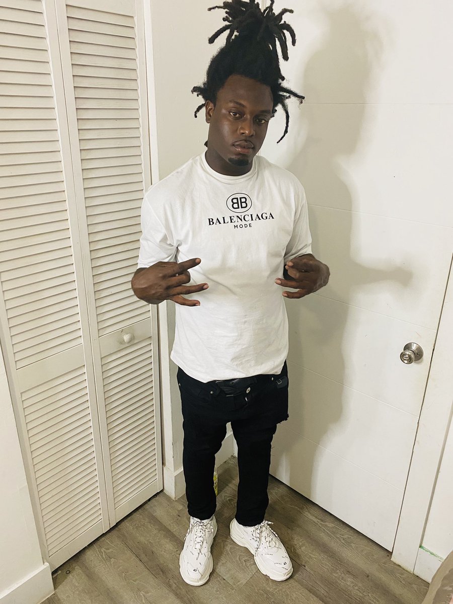 lowkeyrobbo's tweet image. I switched up my flow they took the whole tile 🌴©️