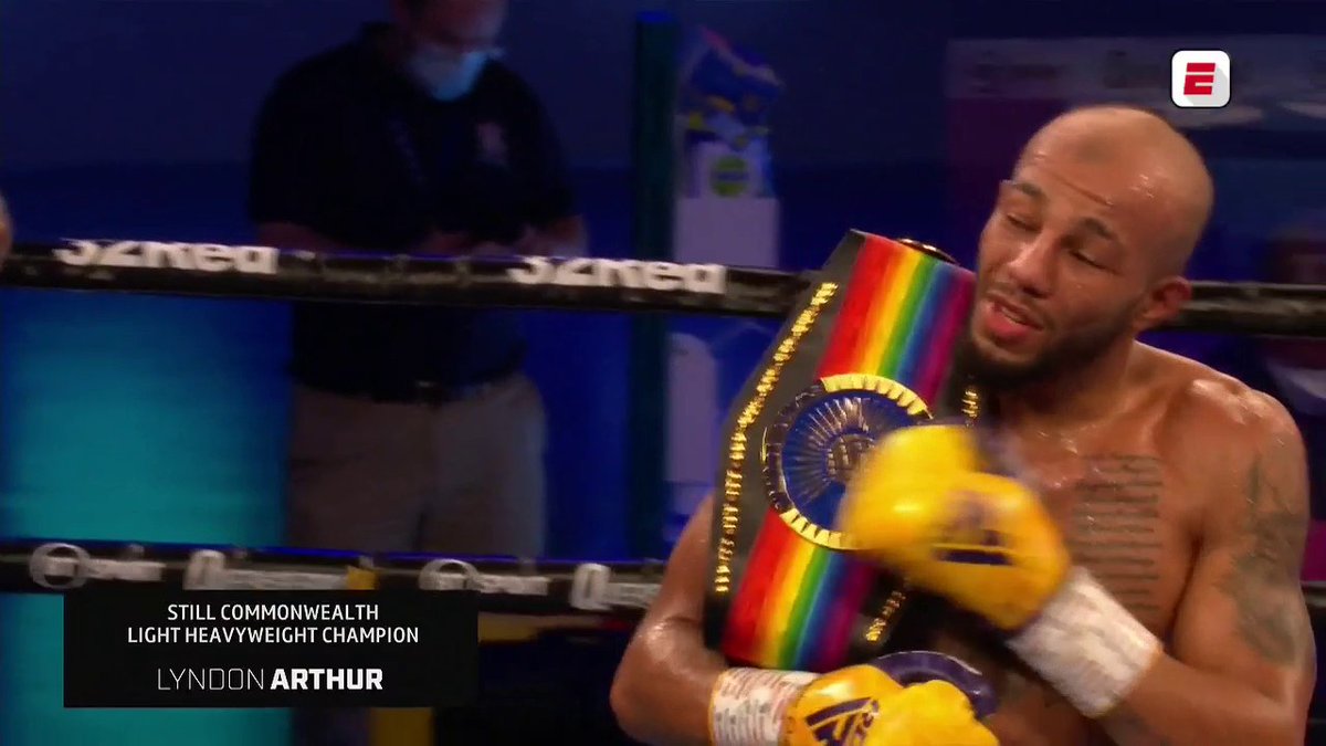 ESPNKnockOut's tweet photo. (116-112; 116-113; 119-109)
¡El campeón retiene su cinturón!
Lyndon Arthur (invicto) fue superior de inicio a fin ante Dec Spelman y retuvo el Título Commonwealth semipesado.
#ESPNKnockOut
#ArthurSpelman https://t.co/EJ9w1nzS8Q