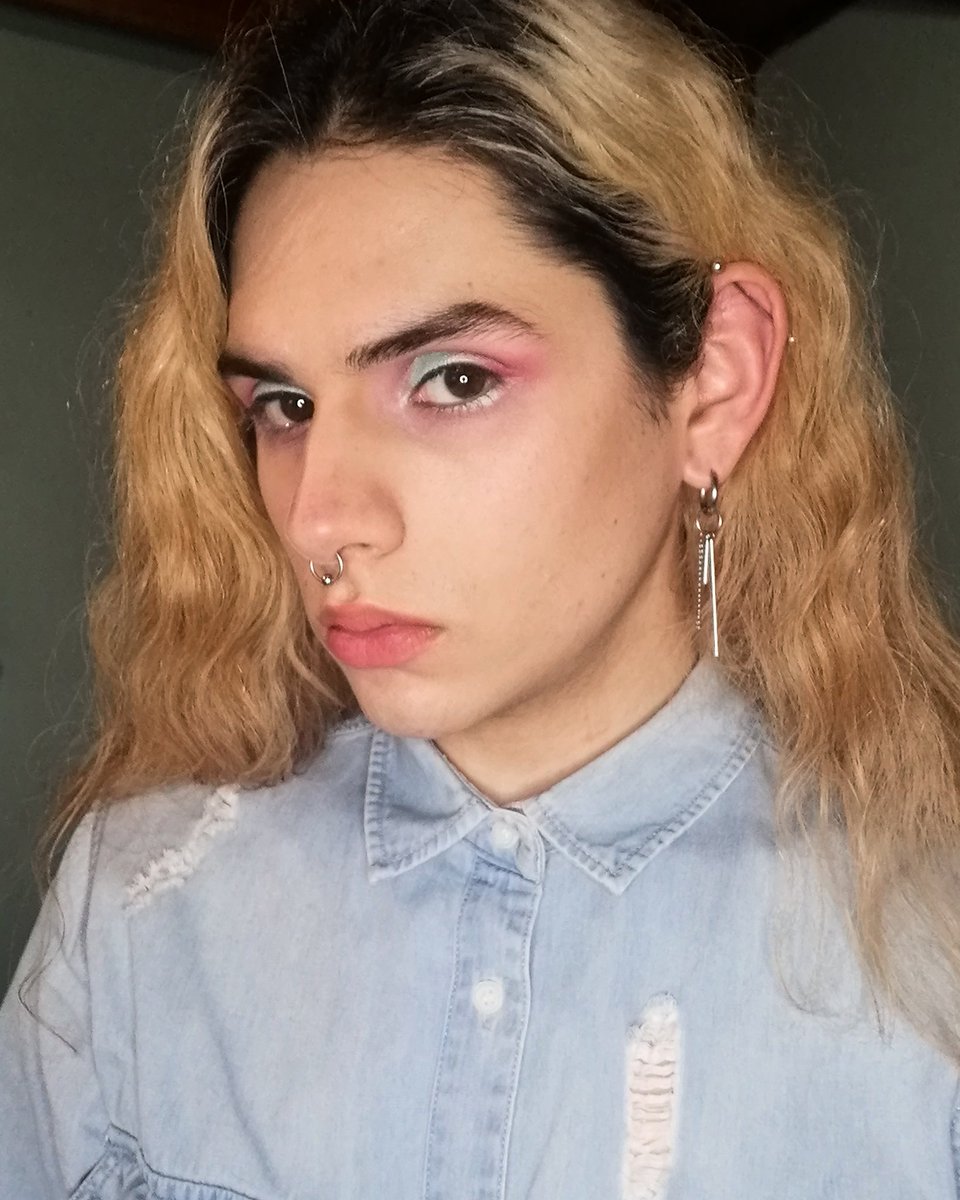 FERpuntoENTE's tweet photo. Por qué te asustas, cuando te muestro quien soy?
.
.
.
#eyemakeup #makeup #maquillajeojos #maquillajecrueltyfree #crueltyfreemakeup #takebyme #androgynous #queer #queerportrait #guymakeup #coolmakeup #pierced #piercingstyle #genderfuck #guyhair https://t.co/6QG9Sj1pBU