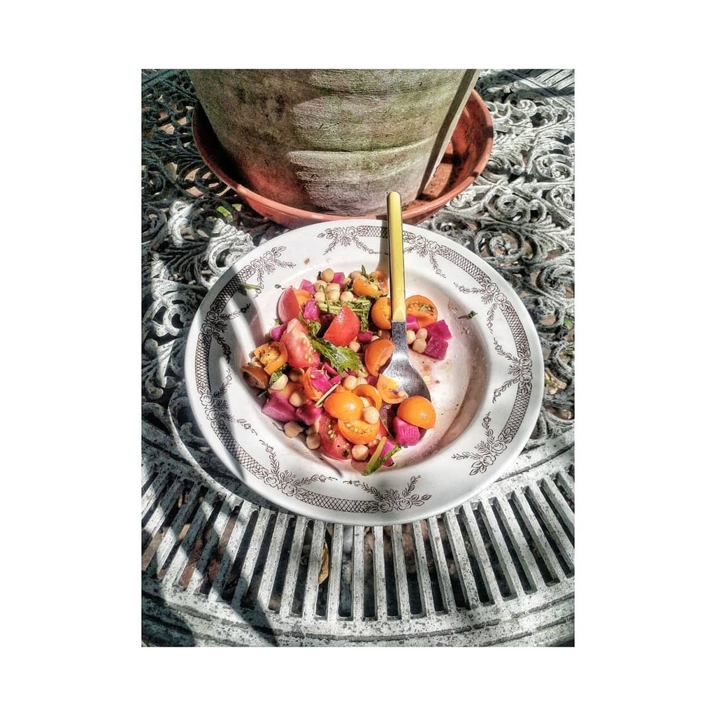 Fermented turnips, tomatoes, chickpea, mixed fiery leaves, oil of olives, herbs, shadow play, heat

-
-
-
-
-
-
-_-

#deepfermentation #slowfood #slowprocess #fermentedturnips #cultcure #pickle #kraut #gutbiome #lacticbacteria #lacticfermentation #fermen… instagr.am/p/CDUofpmHYja/