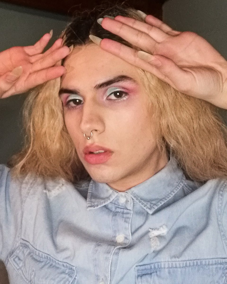 FERpuntoENTE's tweet photo. Olvida quien era, porque ya encontré quien soy
.
.
.
#eyemakeup #makeup #maquillajeojos #maquillajecrueltyfree #crueltyfreemakeup #libredecrueldadanimal #takebyme #androgynous #queer #queerportrait #guymakeup #coolmakeup #pierced #piercingstyle #genderfuck #guyhair #nakednails https://t.co/BcgriuM41k