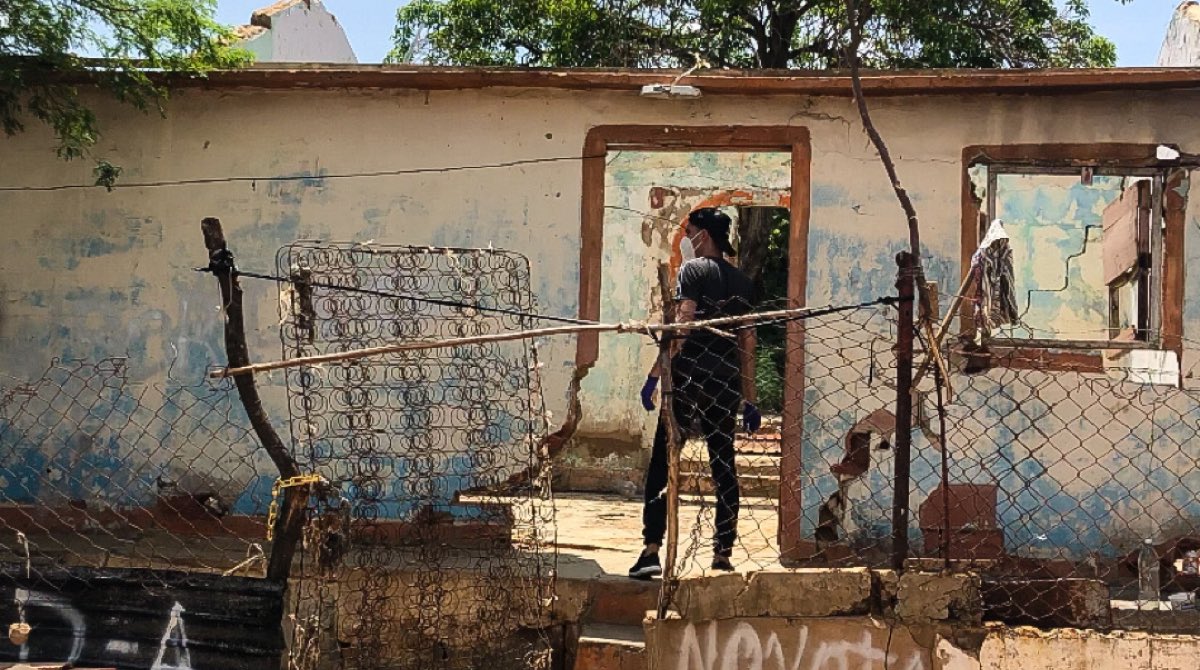 ManuelConecta's tweet photo. En esta casa sin techo, viven dos niños de 14 y 16 años respectivamente. Hace pocos días al conocerlos les prometí, que haría todo lo posible para mejorar su estilo de vida, pues ahora está decidido: Les construiré una nueva casa. https://t.co/SUUCDUrRBD