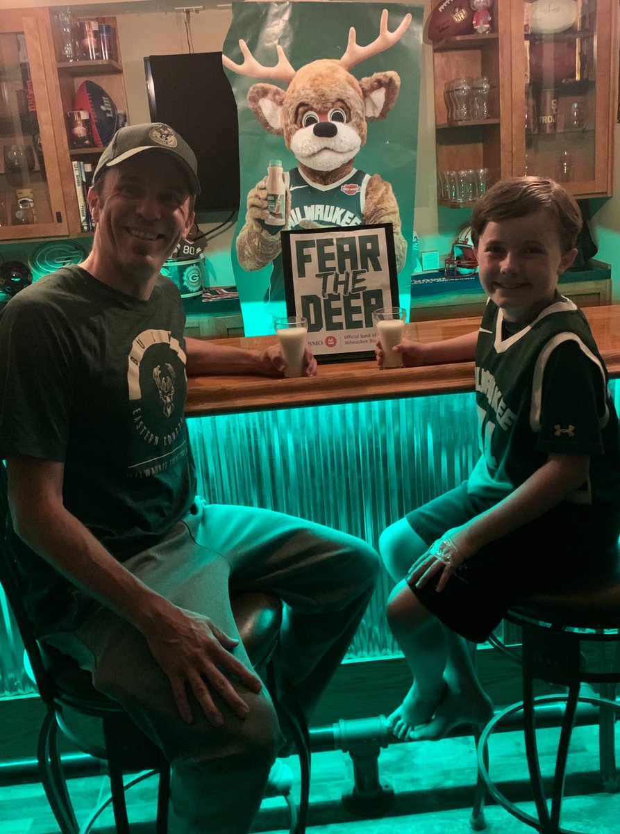 RobertVanloop's tweet photo. Bango serving up some milk! #BMODeerGearSweepstakes
@BMOHarrisBank https://t.co/DDf59Z6Bqo