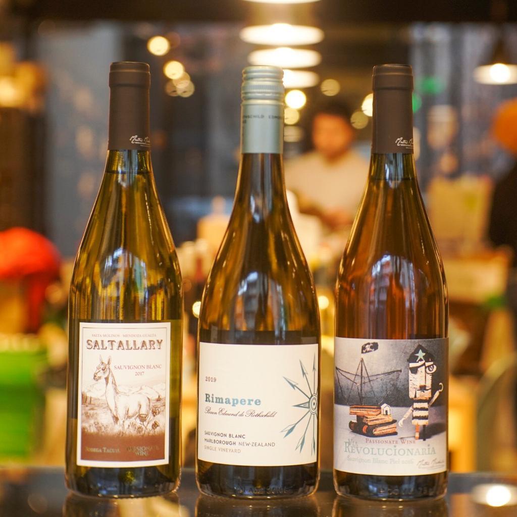 ¿Probaste vino de Nueva Zelanda? 🧨 Con estas novedades te proponemos contrastar una variedad que cada vez gana más espacio en la Argentina: el sauvignon blanc.

3 propuestas con el perfil cítrico como hilo conductor.

📱Hacé tu pedido al 11 4889-7049