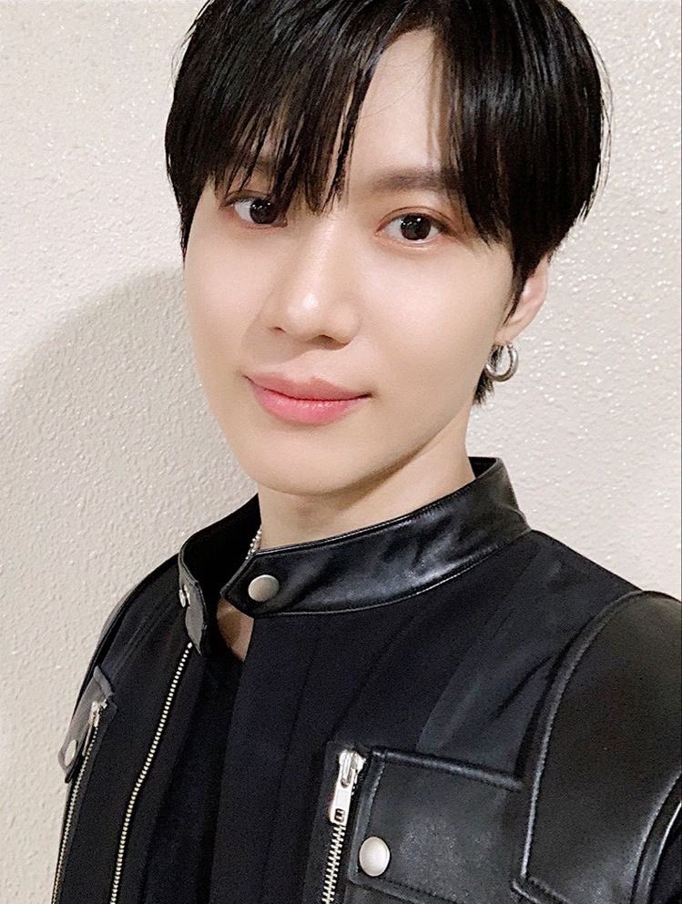 taeflavoor's tweet photo. @iuiiu15 I've been looking at pictures to find it and when I saw this i choked my spit, damn i can't find him, pleaseee hints. https://t.co/sS8BUaSgHR