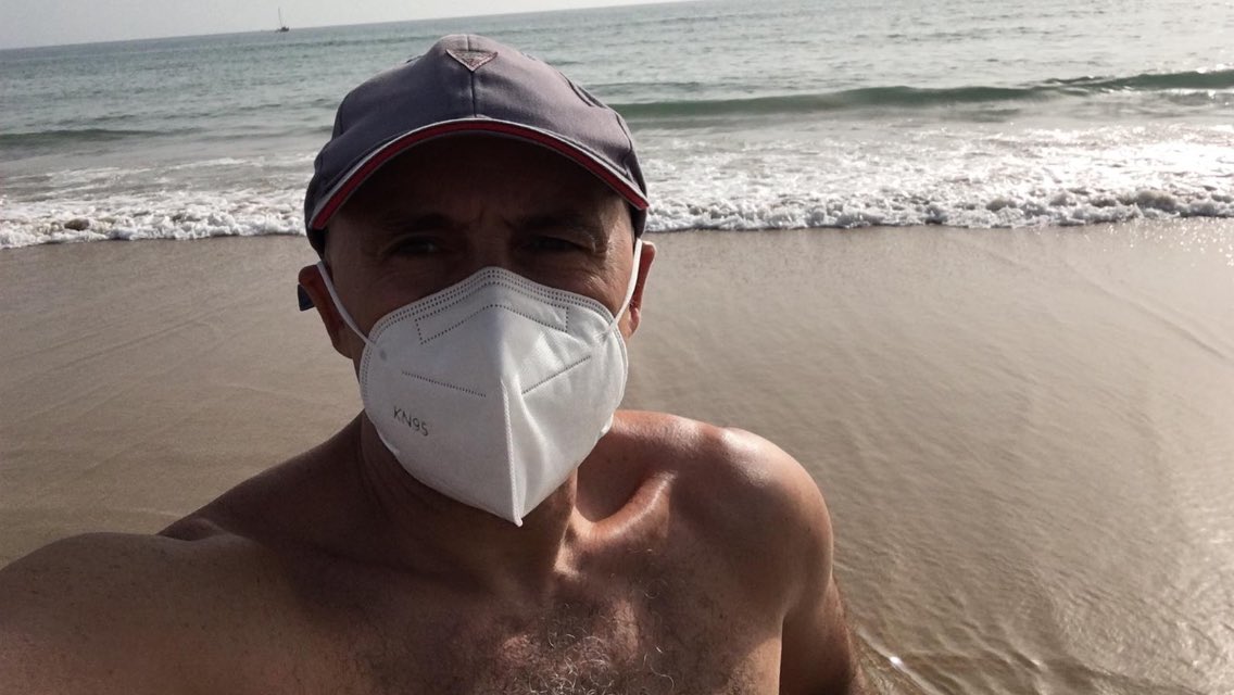 MundoMaldini's tweet photo. Por supuesto que pasear así por una de las mejores playas de España (La Barrosa, Cádiz) no es la situación ideal, pero hay que hacerlo. Es lo que hay. Precaución, cabeza, sentido común. Felices vacaciones a los que las iniciáis en agosto 😘 https://t.co/gKKP1TzUSi