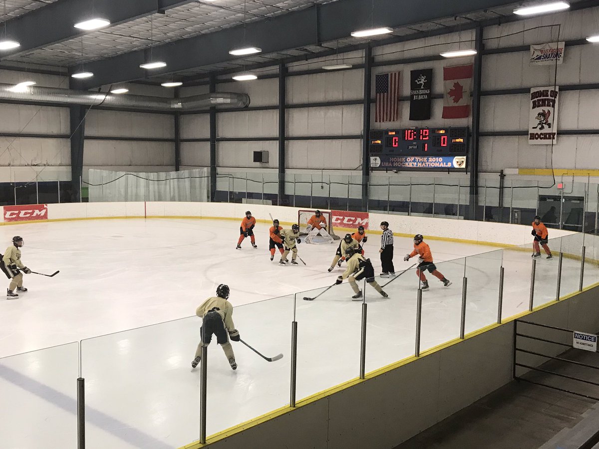 mnmachine07's tweet photo. @mnmachine07 hitting the ice against the International Stars @SuperSeriesAAA Triple Crown. #gomachine 🍊🏒 https://t.co/dnSwatTMQz