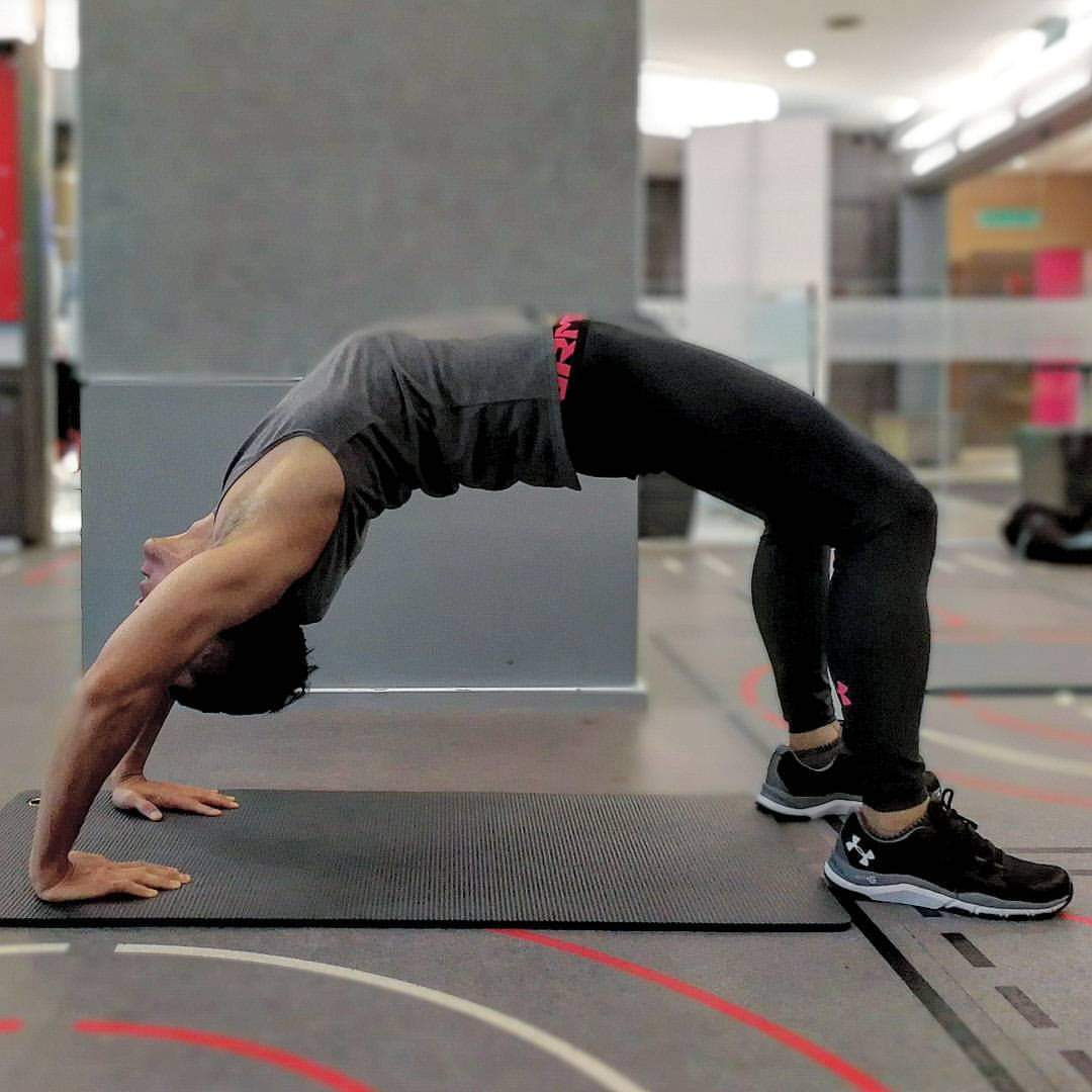 AbangOmar's tweet photo. Bridge pose - Setu Bandhasana
#corestrength
#bridgepose #strength #flexible #gym
#setubandhasana #fitness #yoga
#internalexercise #getfitstayfit
#intenalbeauty #bloodcirculation
#healthiswealth #meninaction
#menhealth #menphysique
#untuksihatdemikesihatan https://t.co/k8cONl3d6X