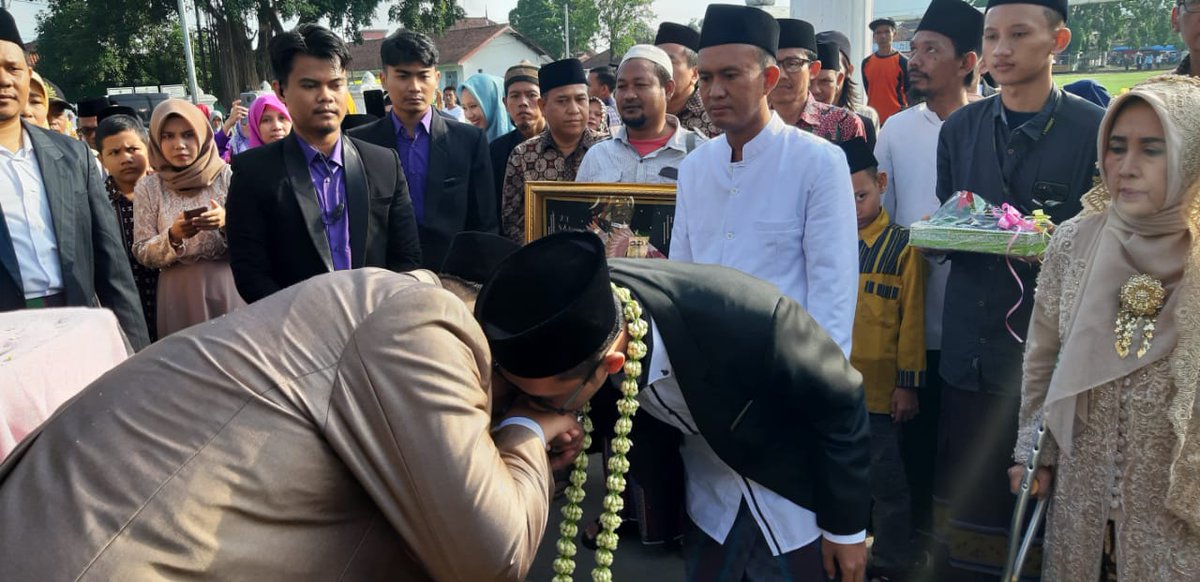 Menantuku adalah putra kyaiku, kuhormati dia sebagaimana aku menghormati kyaiku