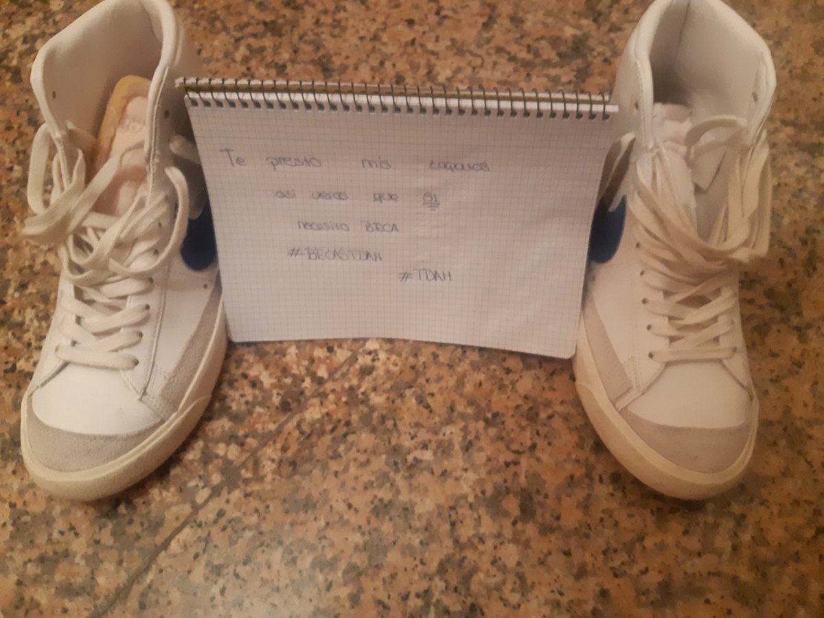 Karacoltdah's tweet photo. Hemos pensado  inundar las redes de las fotos de los zapatos de nuestros hijos para reclamar las becas. Por favor, ayudadnos a difundir. En vuestros muros, en Facebook, en Twitter...vamos a unirnos. Este es el texto que hemos pensado. Cada uno con los zapatitos de su hijo: https://t.co/Lkt1Eap7y5