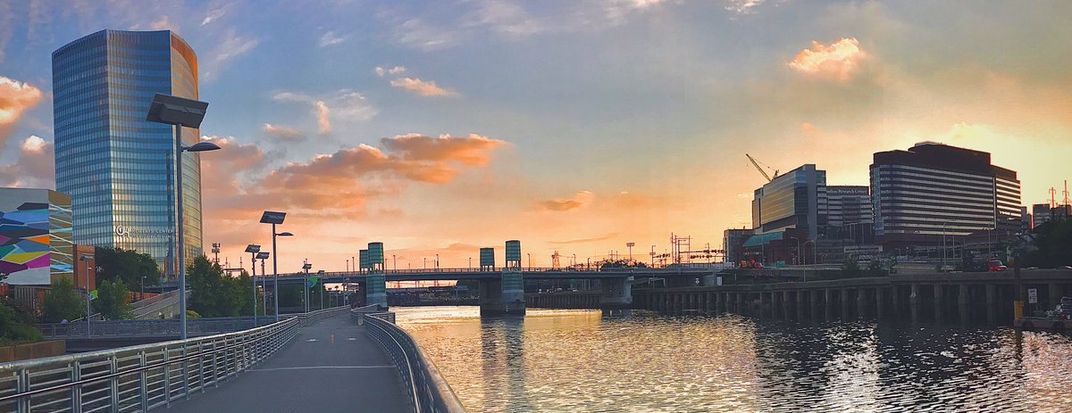 FilipinoSurgeon's tweet photo. Happy Friday!!! It’s the end of the first month of residency for our ⁦@PennMedicine⁩ #Pennterns and at all hospitals across the country. Enjoy the weekend!!!⁦⁩  #SouthStreetBridge #Schuykill https://t.co/0VOSaSxqbS