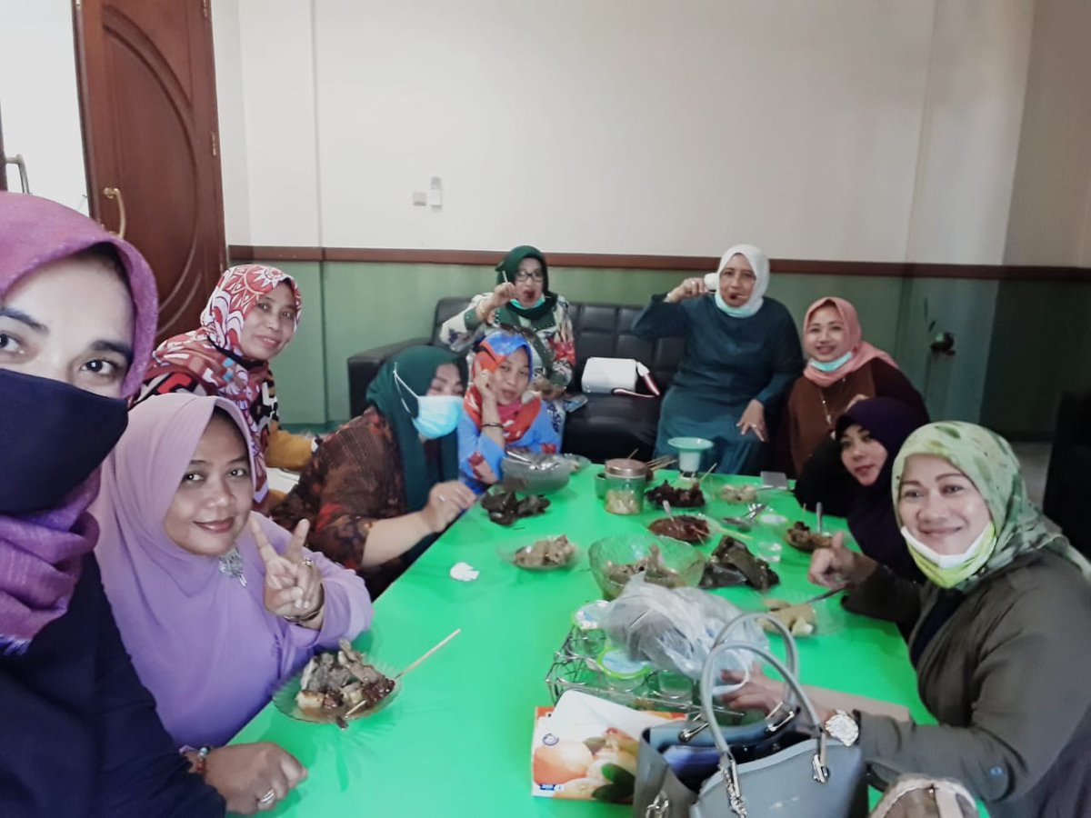 mbakinaf's tweet photo. Aku...menyate dan menggule bersama DPW PEREMPUAN BANGSA JATIM.  Kamu bersama siapa?😁 @ana_khoz
@dpcpkbgresik
@dpcpkbsidoarjo
@PKB_Surabaya @perempuanbangsa 

#SelamatHariRayaIdulAdha 2020 https://t.co/nAGNVKeHls