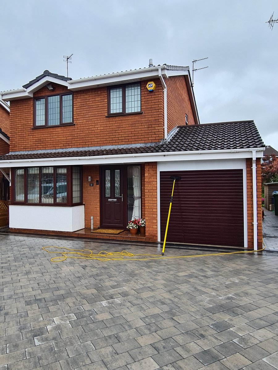 aquasplashclean's tweet photo. Another Full Gutter and Fascia &amp; Soffit Clean done this week! Get in touch now to book yours! #WindowCleaners #GutterCleaning #Guttercleaners #windowcleaning #Wolverhampton #Telford #Staffordshire #Shropshire #Perton #Codsall #Billbrook #Brewood #Coven #WheatonAston https://t.co/ZNX2Tcy8Or