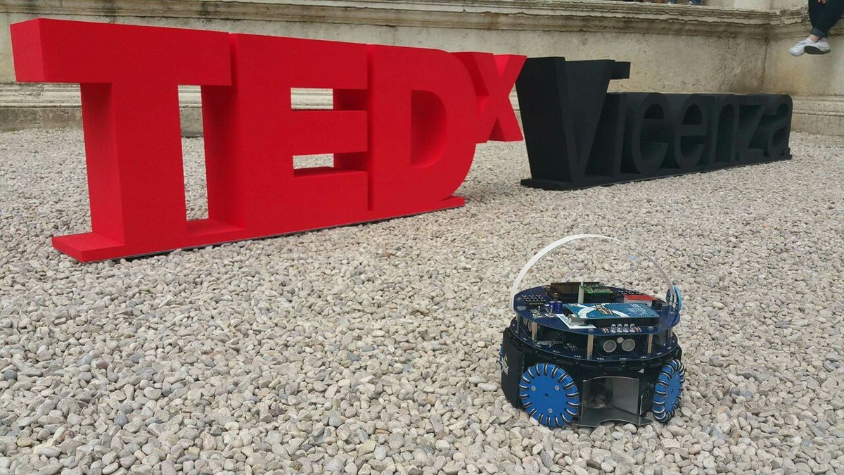 Pic of a smiling #ThunderRobot during an event in his hometown!😊⚡#Vicenza VicenzaThunders.com/B