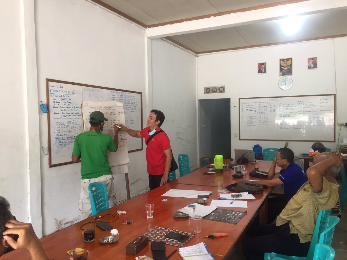 InfoSPKS's tweet photo. Diskusi awal kami bersama pengurus koperasi untuk pemetaan petani sawit dikabupaten sanggau melalui dukungan kolaborasi @GCFTaskForce @DelonMH @dartowojtyla #infospks #infopetanisawit https://t.co/UQijYWUX8y