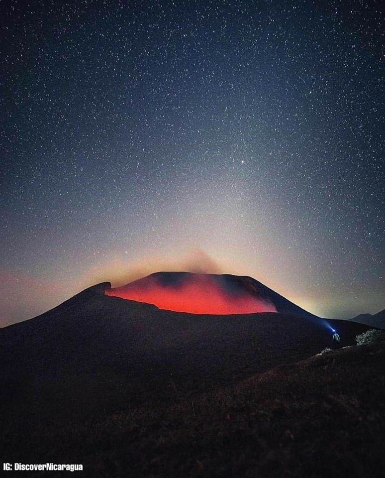 El Impresionante cráter del Volcán Telica bajo un manto de cielo estrellado.
Cortesía de #DiscoverNicaragua 

🌋🌟🇳🇮❤️🖤
#NicaraguaSiempreLinda 
#PLOMO19