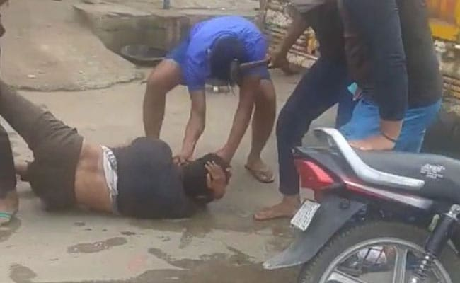 ndtv's tweet photo. Man Bashed With Hammer By Cow Vigilantes As Gurgaon Cops Watch https://t.co/PPyB5W5WzF https://t.co/oWFYu4Jwbi