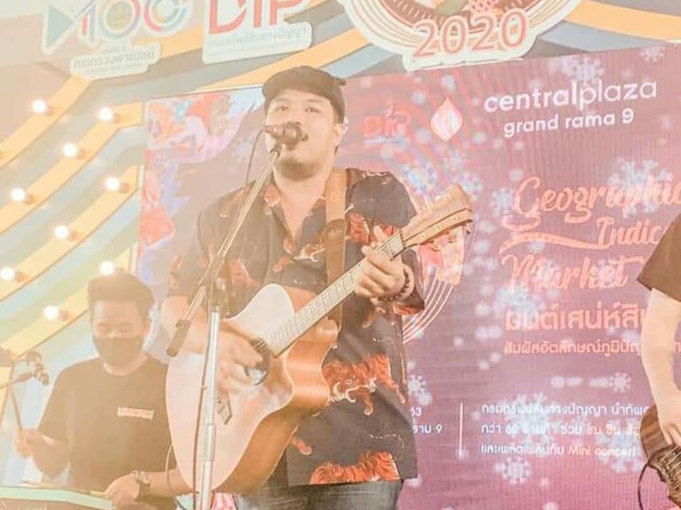 mheeeak's tweet photo. MheeEak Mini Concert @เซ็นทรัลพระราม9 #หมีเอก #ขอใครสักคน #MheeEak #basecamprecords https://t.co/64nxI25wdE
