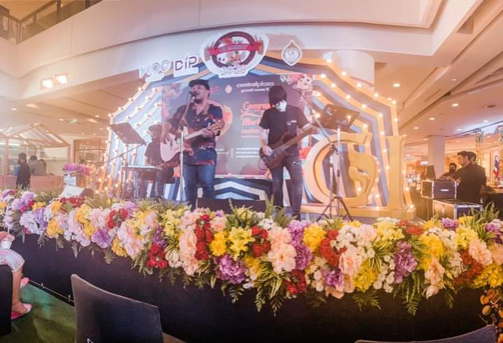 mheeeak's tweet photo. MheeEak Mini Concert @เซ็นทรัลพระราม9 #หมีเอก #ขอใครสักคน #MheeEak #basecamprecords https://t.co/64nxI25wdE