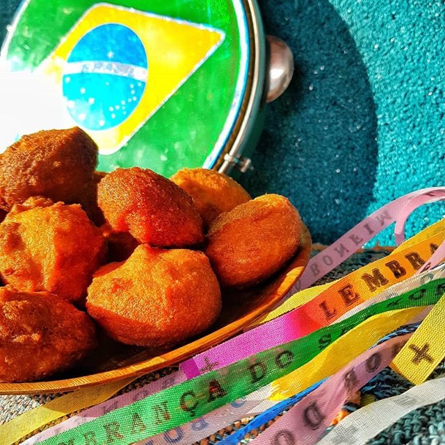 DescuBrasilCL's tweet photo. Sabor bahiano tradicional, el acarajé. Con el afecto de la gente de Bahia, el secreto de su sabor es la masa combinada de poroto y camarón, frito y servido con salsa de pimienta...y otros secretos más que descubrirás al visitar #Bahia
#BrasilMiSueño #Brasil #Turismo https://t.co/gxPiVxidjo