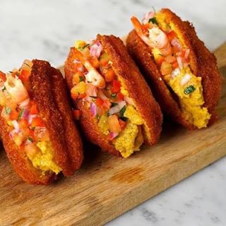 DescuBrasilCL's tweet photo. Sabor bahiano tradicional, el acarajé. Con el afecto de la gente de Bahia, el secreto de su sabor es la masa combinada de poroto y camarón, frito y servido con salsa de pimienta...y otros secretos más que descubrirás al visitar #Bahia
#BrasilMiSueño #Brasil #Turismo https://t.co/gxPiVxidjo