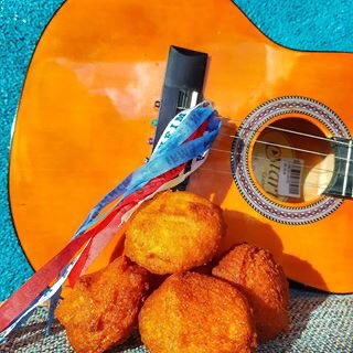 DescuBrasilCL's tweet photo. Sabor bahiano tradicional, el acarajé. Con el afecto de la gente de Bahia, el secreto de su sabor es la masa combinada de poroto y camarón, frito y servido con salsa de pimienta...y otros secretos más que descubrirás al visitar #Bahia
#BrasilMiSueño #Brasil #Turismo https://t.co/gxPiVxidjo