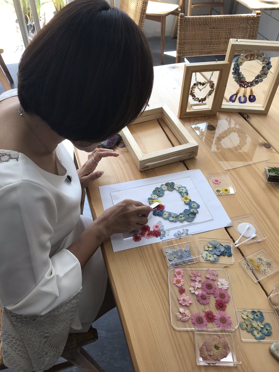 tforestwonderer's tweet photo. คลาสทำกรอบดอกไม้แห้ง #Paseno #รามคำแหง112 💓🌷😊👍🏻 #workshop https://t.co/wQ2ksp8YsT