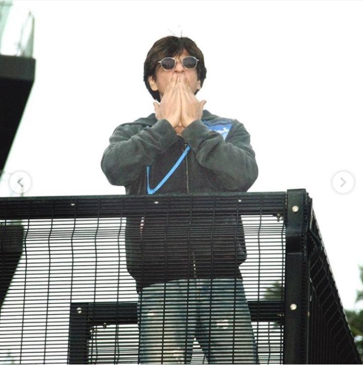 MalegaonFc's tweet photo. #THROWBACK_(EID 2019)
:King Khan @iamsrk Greeting The Ocean Of Love Straight From His Kingdom Mannat On The Holy Day Of
#EidAlAdha
#EidAladha2020 https://t.co/QuYivdFw3P